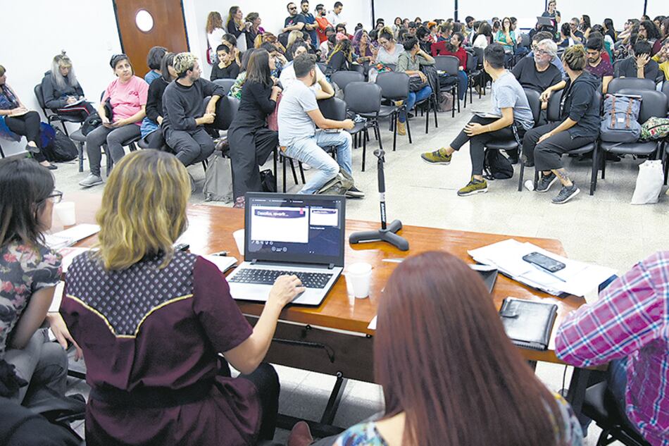 Una de las mesas de debate del congreso en la universidad platense.