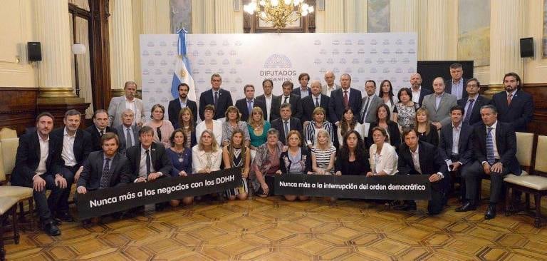Los diputados oficialistas con las pancartas de la polémica. 