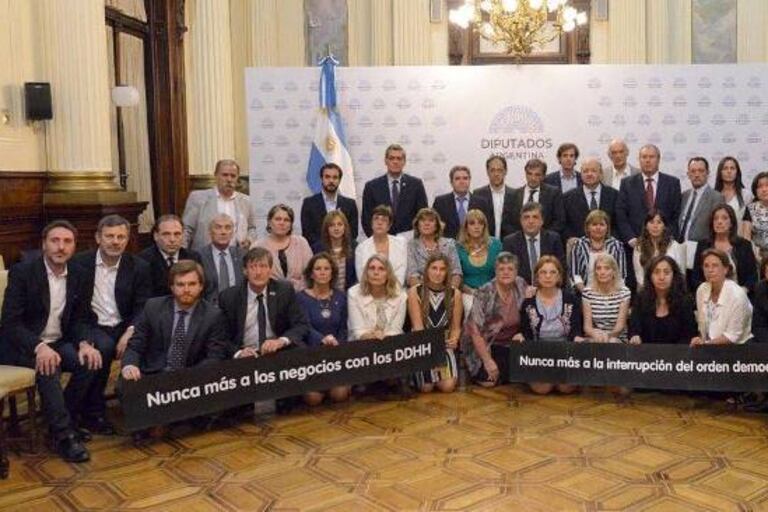 Los diputados oficialistas con las pancartas de la polémica.