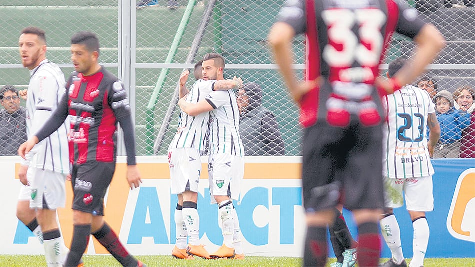 Bravo festeja con sus compañeros el gol del triunfo.
