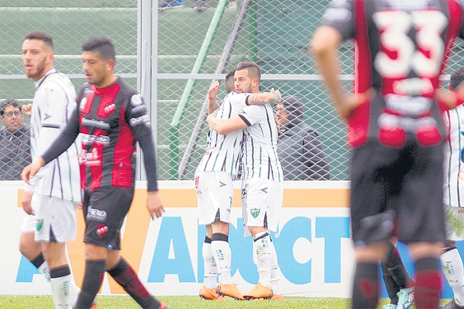 Bravo festeja con sus compañeros el gol del triunfo.