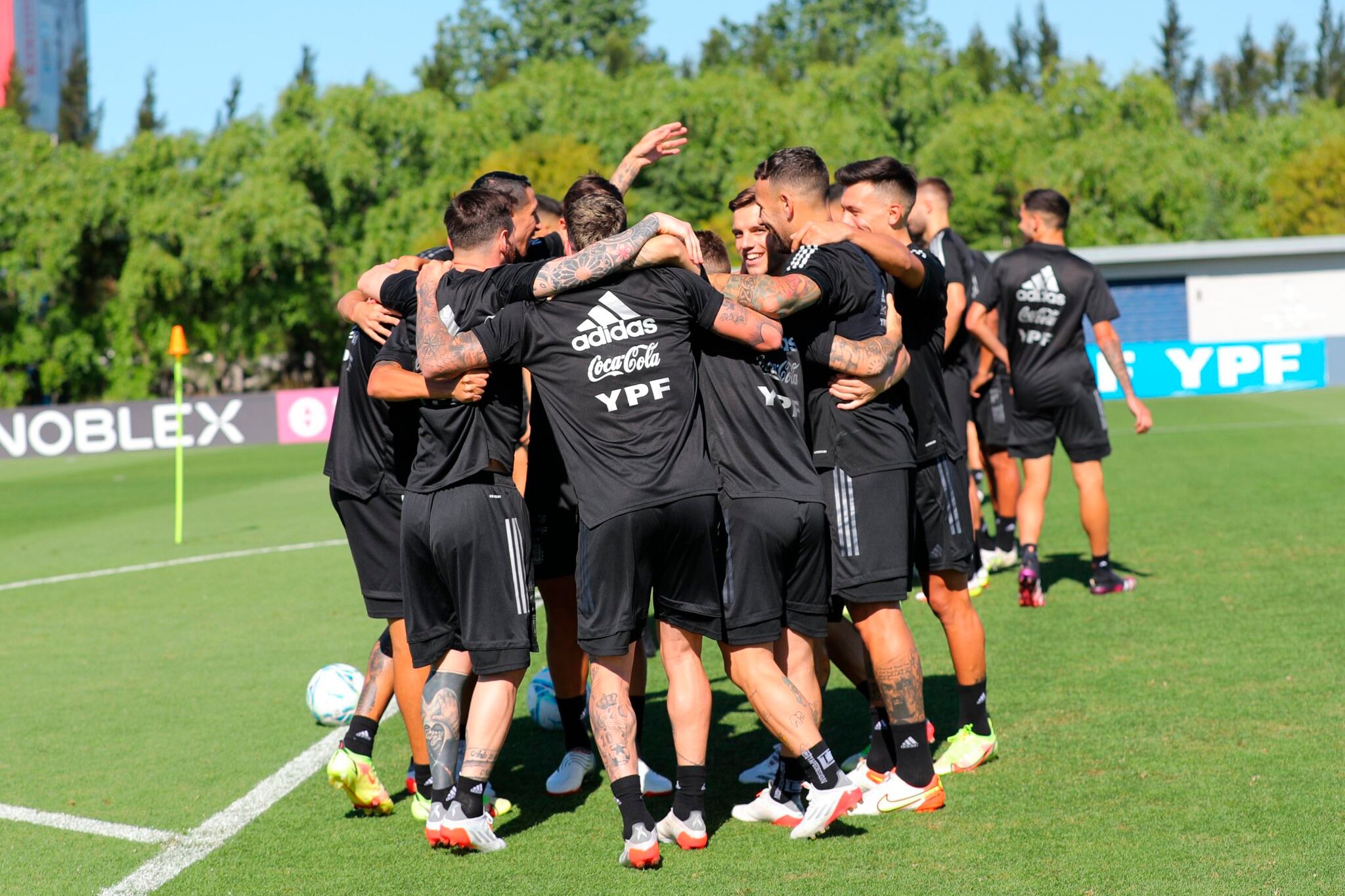 Momento de unión y risas en la última práctica de Ezeiza