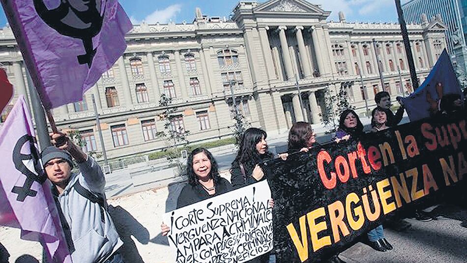Protesta de activistas frente a la Corte Suprema chilena.