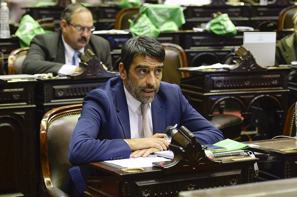 Tailhade acusa a la esposa de Adorni de usar custodia oficial para salidas nocturnas y el Gobierno anuncia denuncia por espionaje