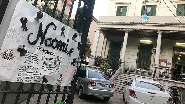 La entrada del Liceo 5, con los carteles de los compañeros y amigos de la chica asesinada.