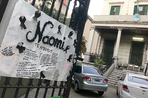 La entrada del Liceo 5, con los carteles de los compañeros y amigos de la chica asesinada.