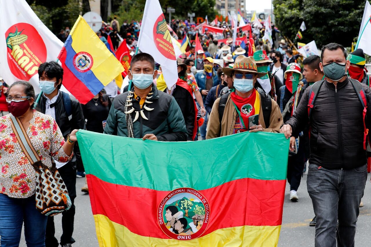 Indígenas asisten a una manifestación hoy, durante el Día de la Independencia de Colombia en el centro de Bogotá.