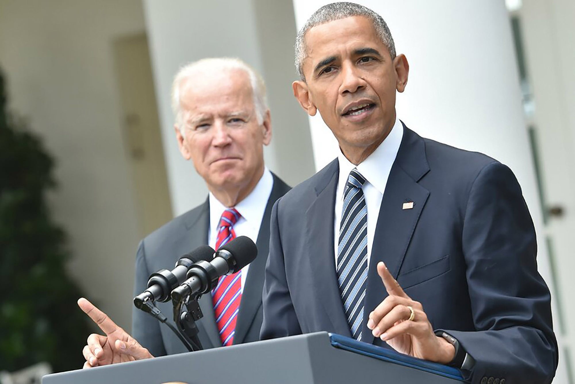 Biden y Obama (der.) cree que Biden (izq.) debe reconsiderar su candidatura.