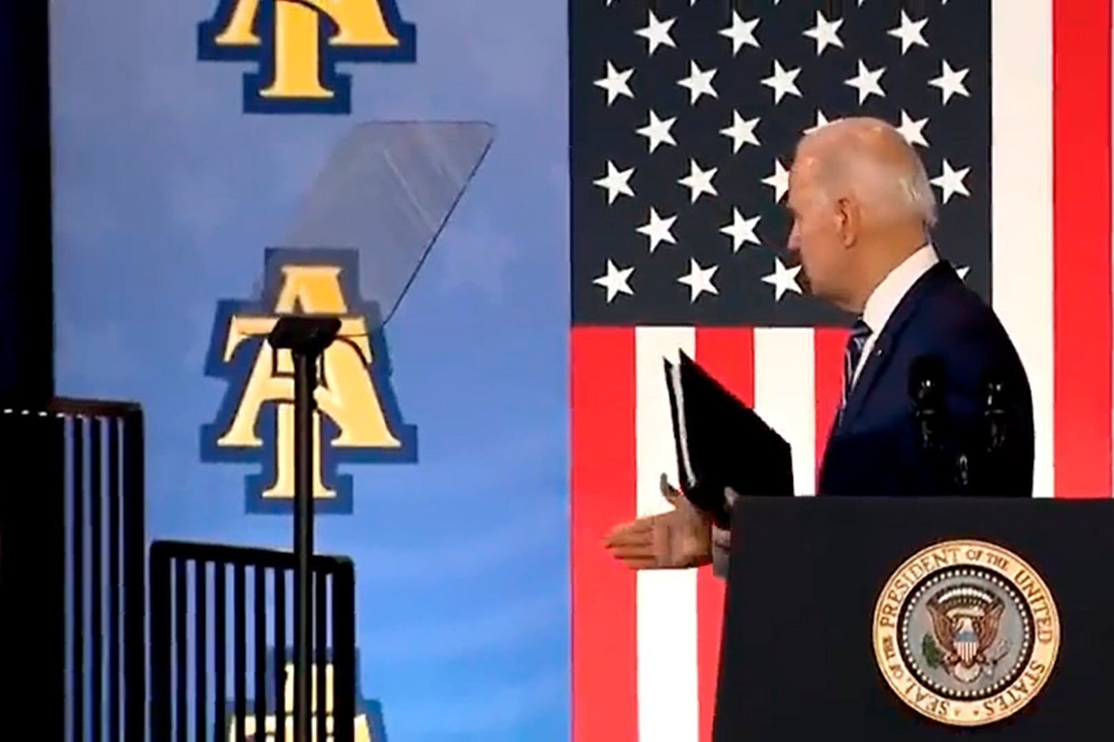 El momento en que Biden extiende la mano.