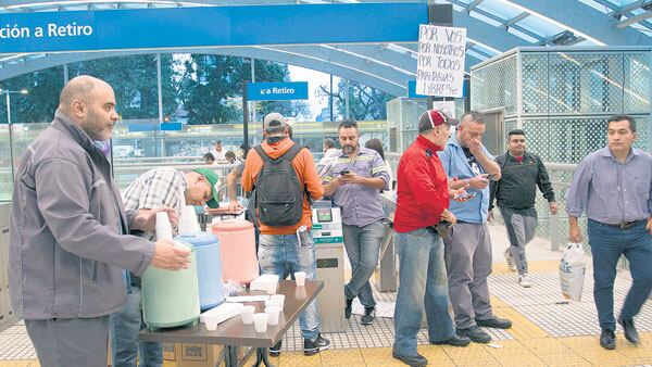 Los metrodelegados continuaron con el levantamiento de molinetes.