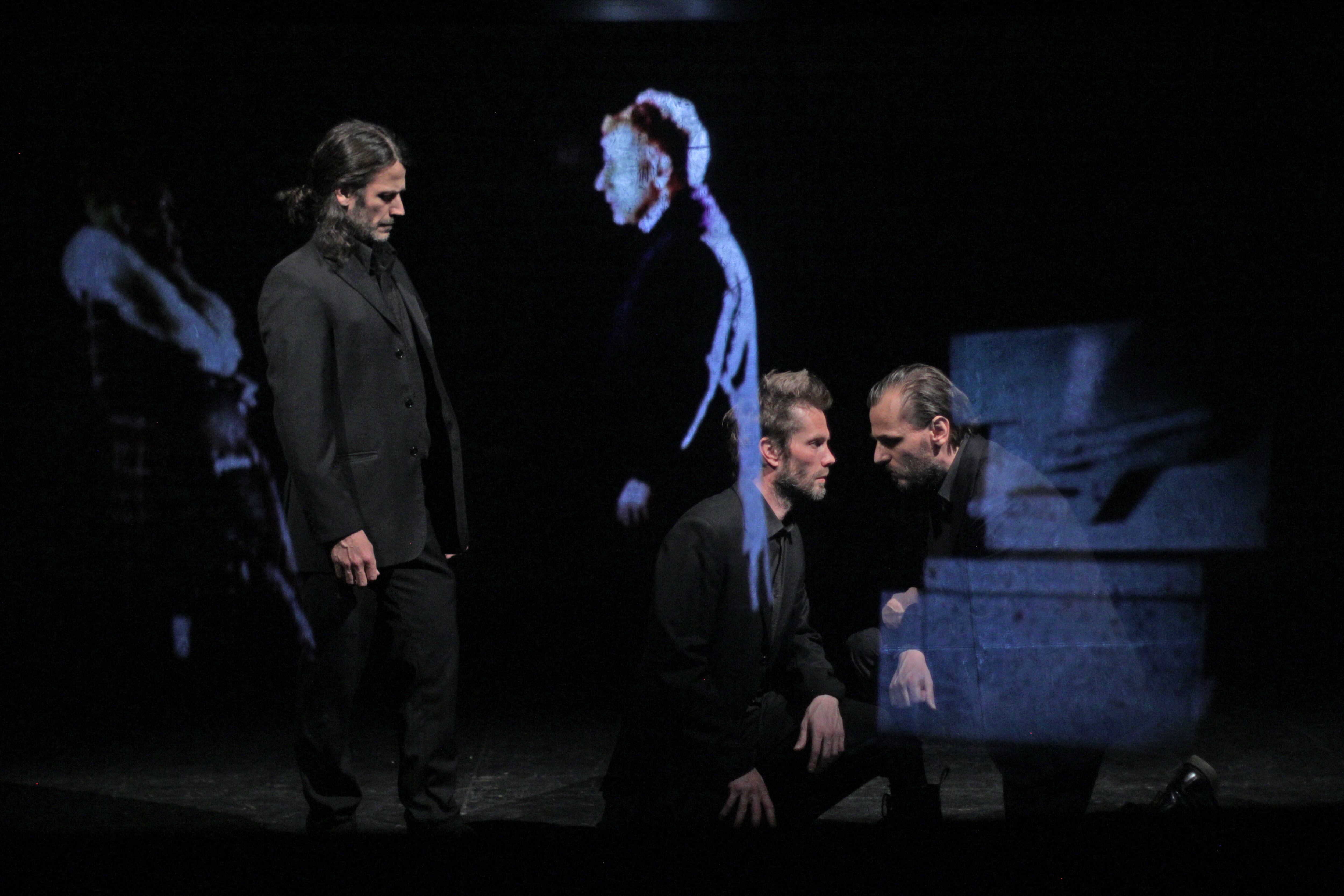 Una escena de "El corazón del mundo", dirigida por Lautaro Delgado Tymruk, también en escena.