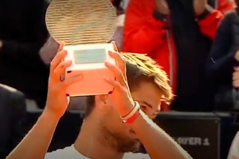 Navone levanta su premio como finalista en Bucarest.