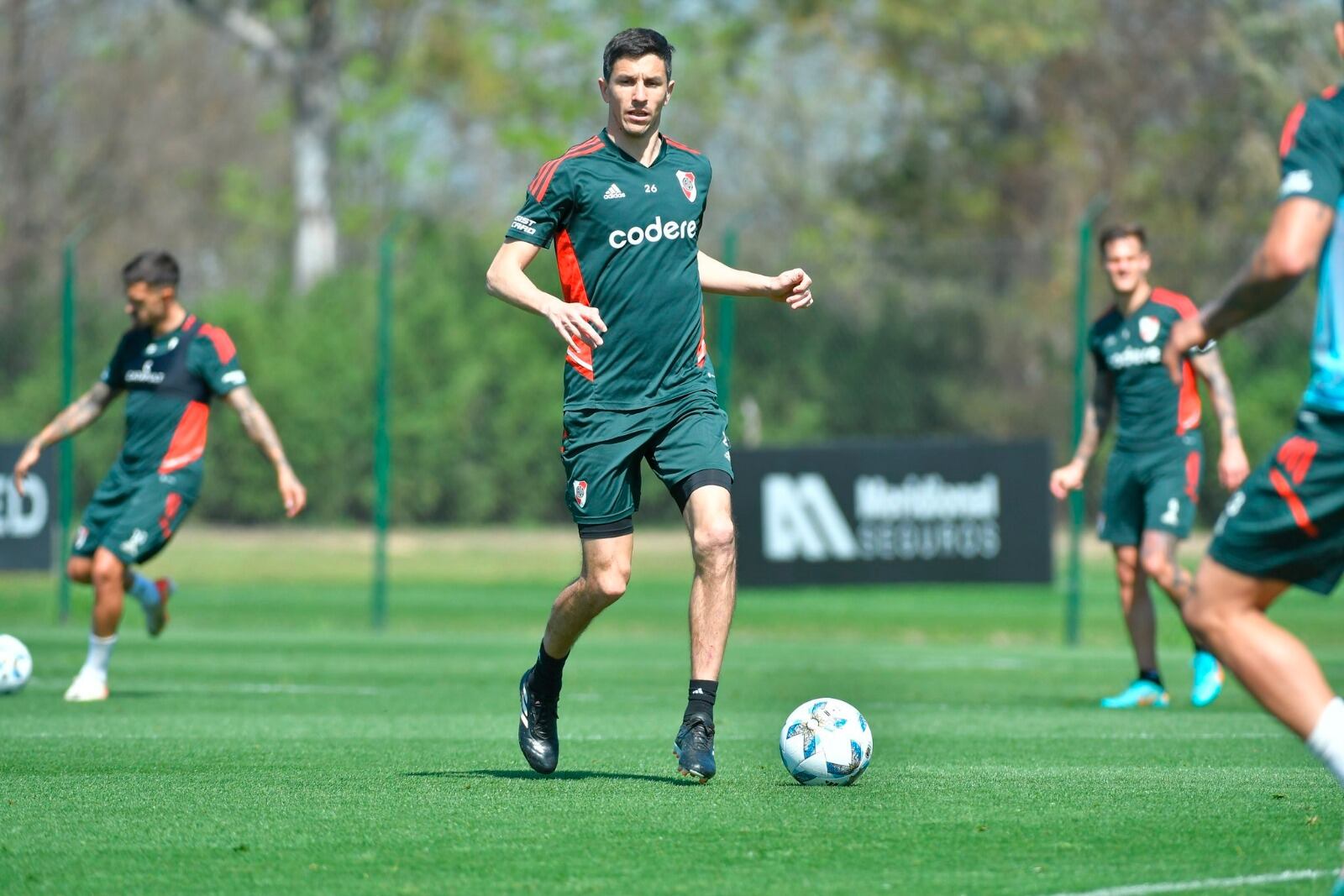 Ignacio Fernández avanza con la pelota