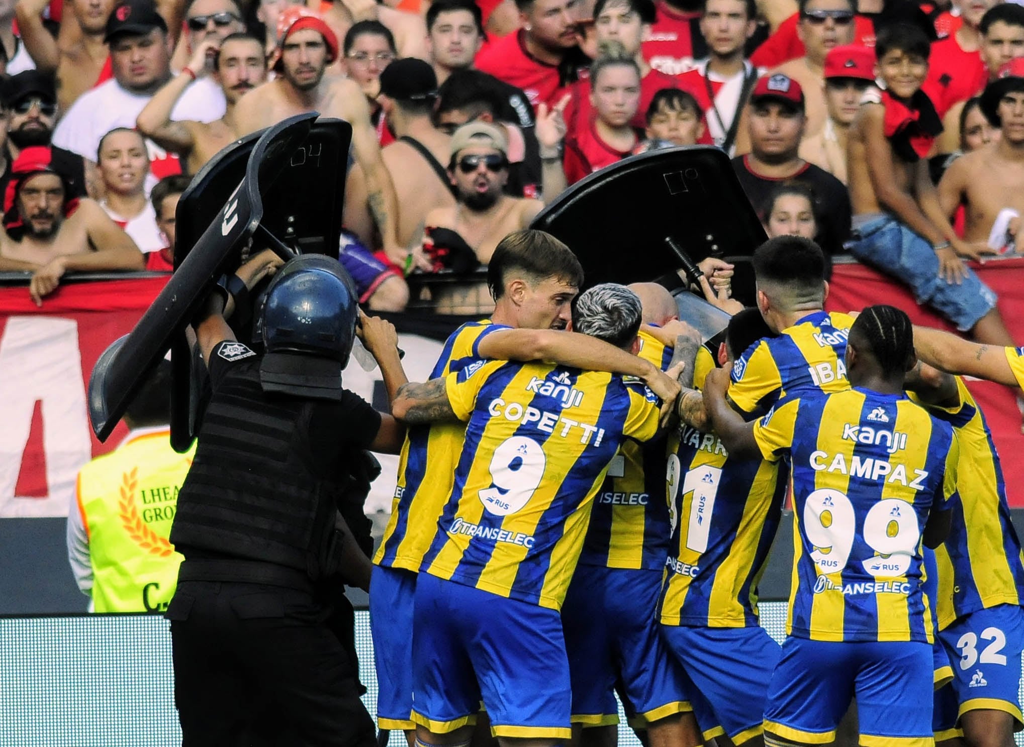 Central festejó la victoria en el Coloso.