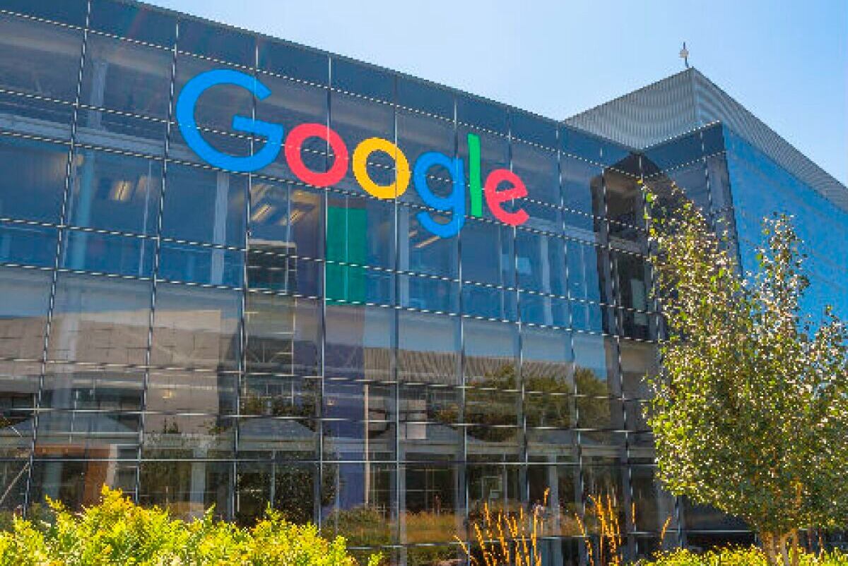 Google tiene una valorización bursátil de 1,5 billones de dólares y subió 10 por ciento cuando anunció el lanzamiento de su propia IA.