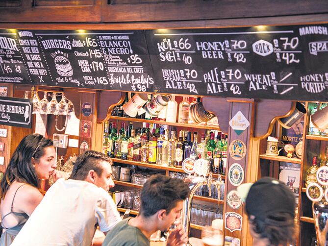 La barra del pub Manush, el más grande del Distrito Cervecero barilochense.