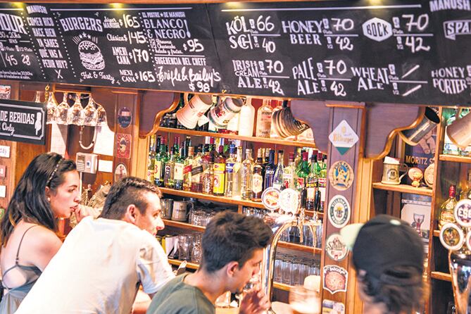La barra del pub Manush, el más grande del Distrito Cervecero barilochense.