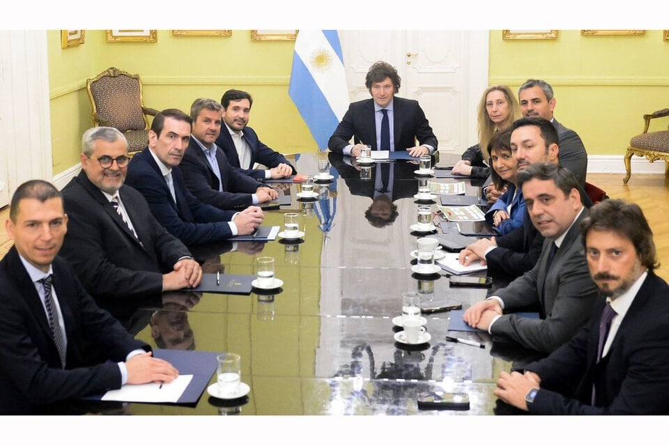 Diputados radicales pintados de violeta