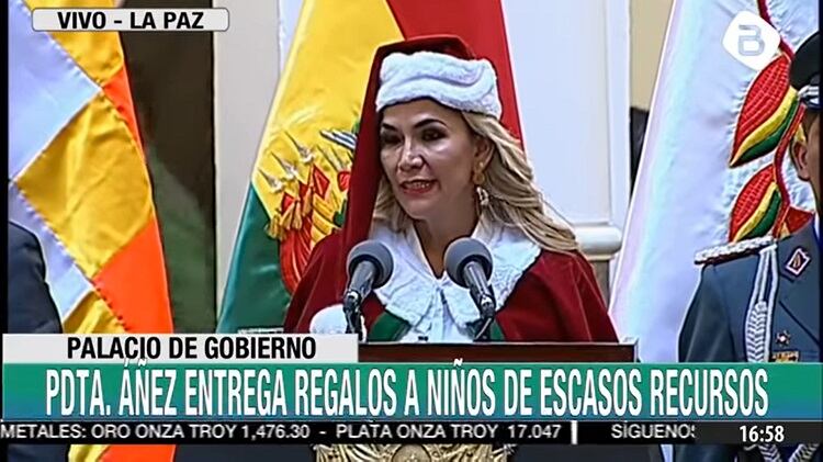 Añez y su atuendo navideño, este martes por la noche en La Paz.