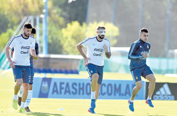 Una de las notas de la práctica la dio Pratto, que trabajó con una protección en su rostro.