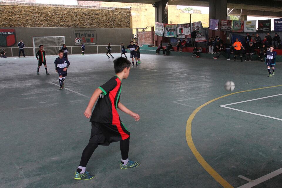 Los chicos jugando en el club Flores Sur