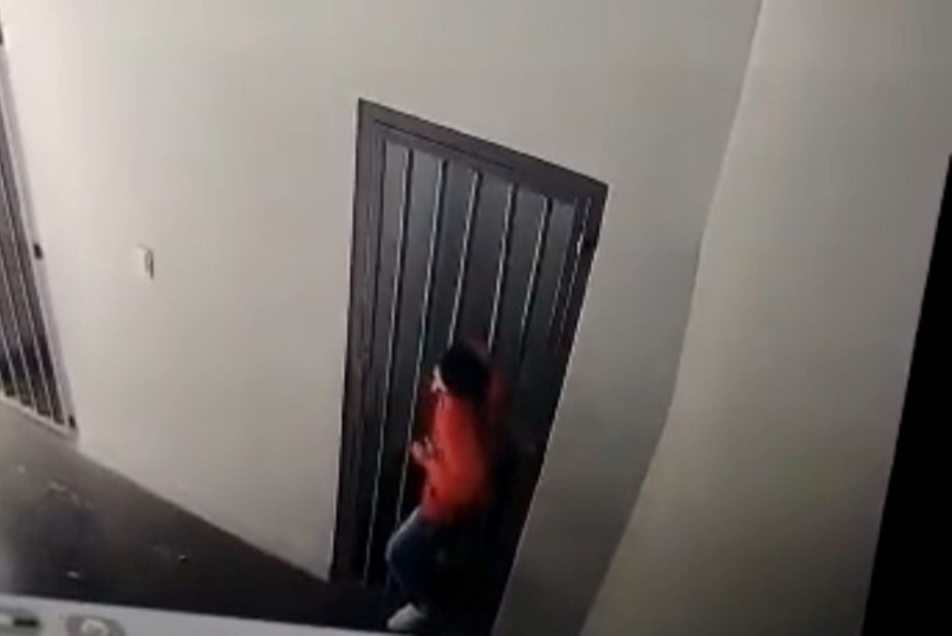 El prófuigo, Joel Maximiliano Gómez, se escapó sliendo por los barrotes de la celda de la alcaidía de Avellaneda. Las imágenes quedaron grabadas en las cámaras de seguridad. (Foto: captura de pantalla)