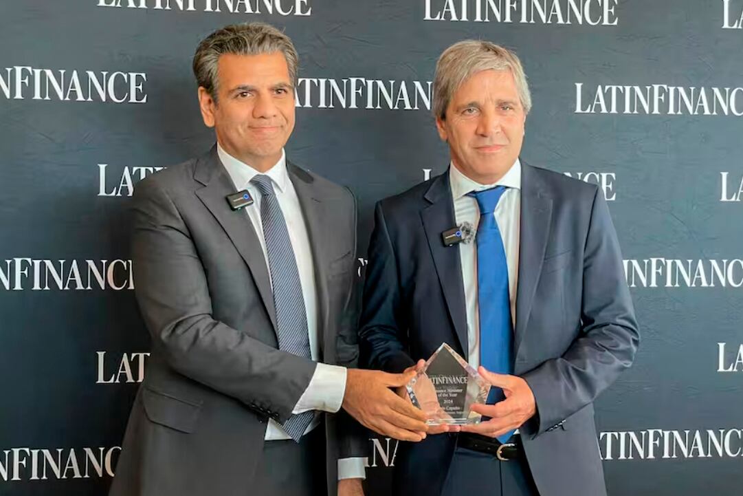 Luis Caputo recibió el premio al ministro de Finanzas del año en Washington otorgado por LatinFinance.