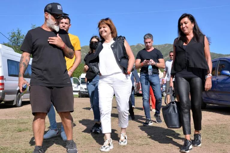 Bullrich llegó con honores, estuvo al costado del escenario y en el back. Hubo empleados de seguridad formando para saludarla