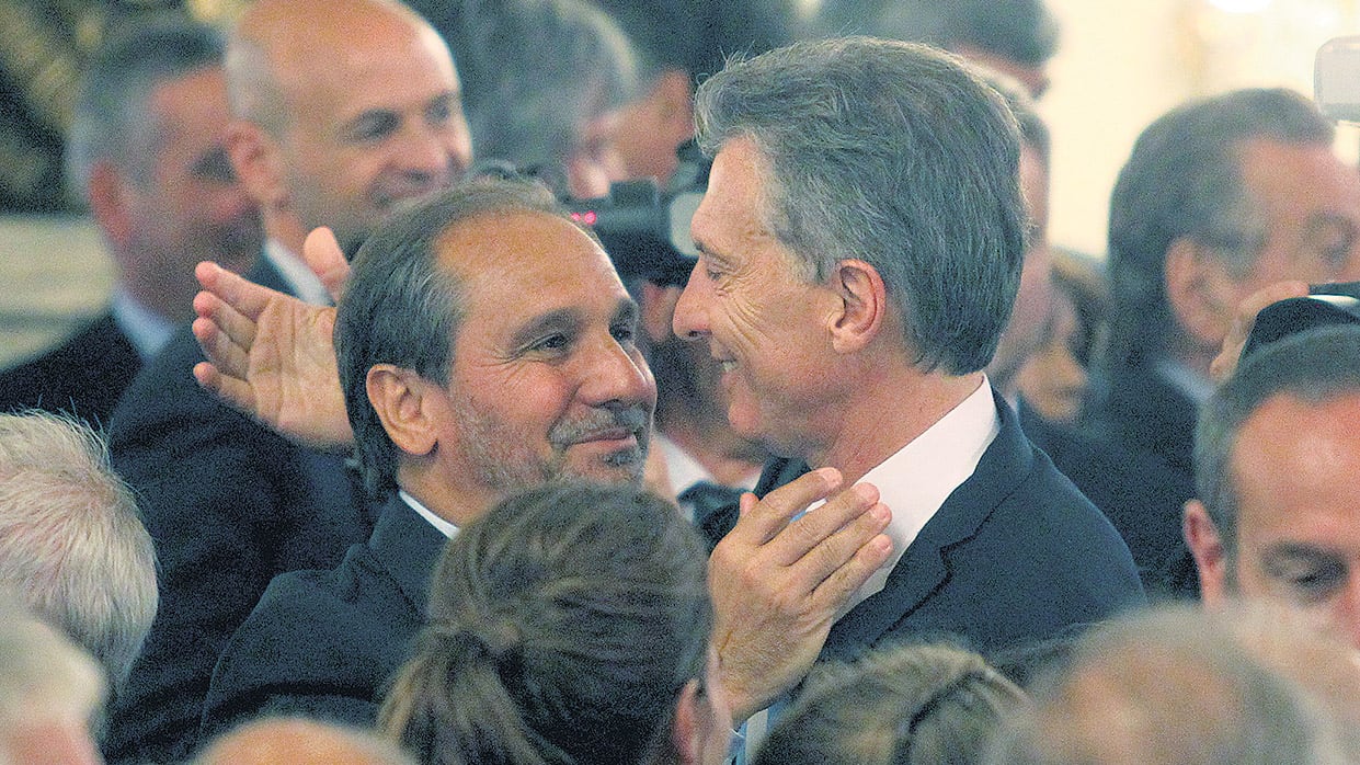 El empresario Nicky Caputo, primo del ministro de Finanzas, junto a su “hermano de la vida”, Mauricio Macri.