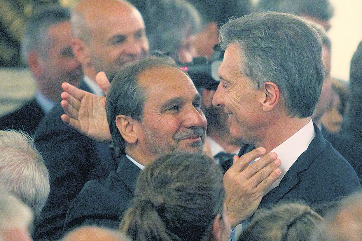 El empresario Nicky Caputo, primo del ministro de Finanzas, junto a su “hermano de la vida”, Mauricio Macri.