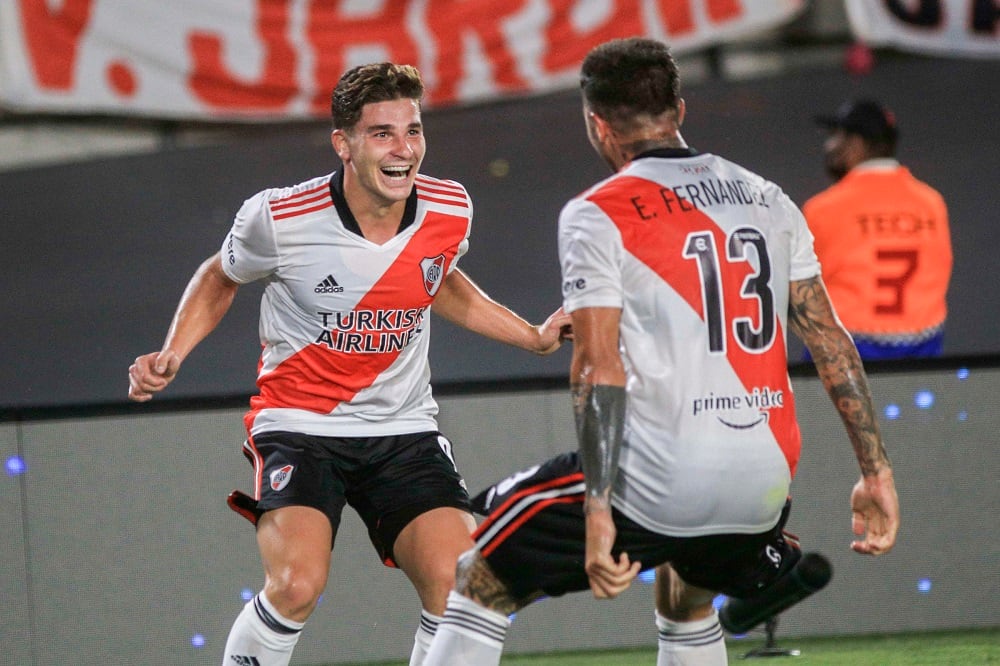 Julián Álvarez festeja con Enzo Fernández, otra de las figuras de River