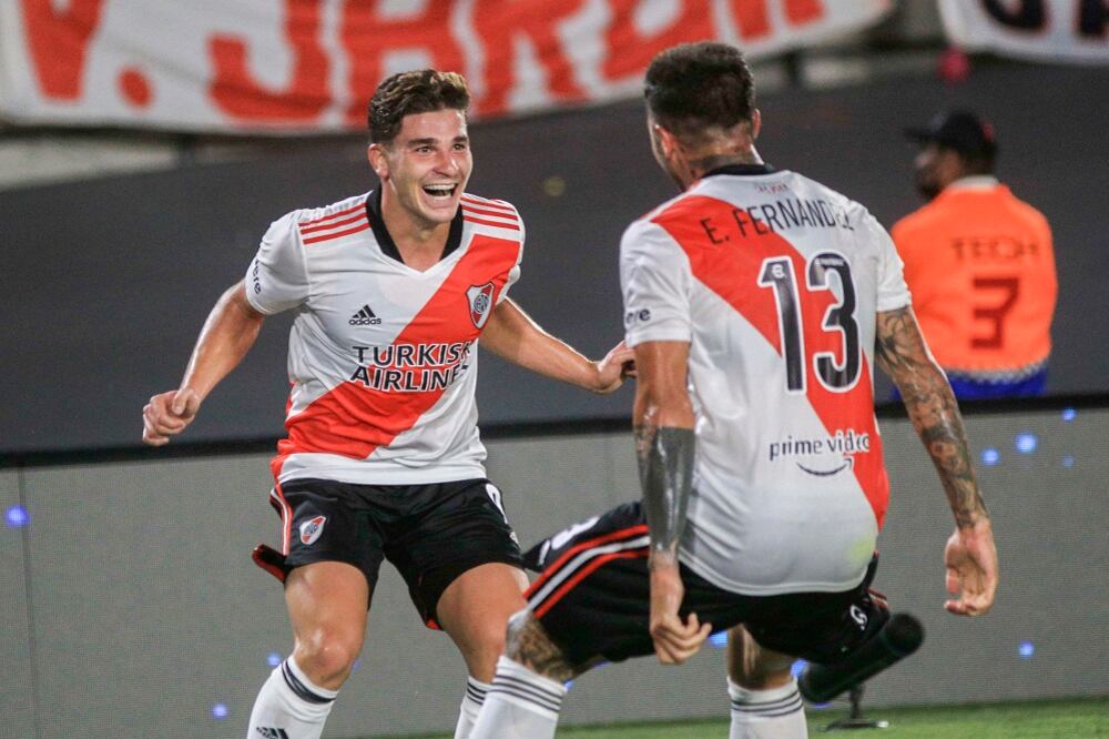 Julián Álvarez festeja con Enzo Fernández, otra de las figuras de River