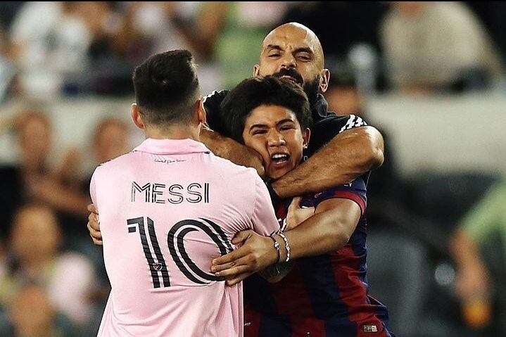 El video del hincha que intentó abrazar a Lionel Messi y fue interceptado por su guardaespaldas, Yassine Cheuko. (Foto: @blaugranasclub)