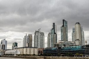 Se espera una jornada fresca, con lluvias aisladas por la noche.