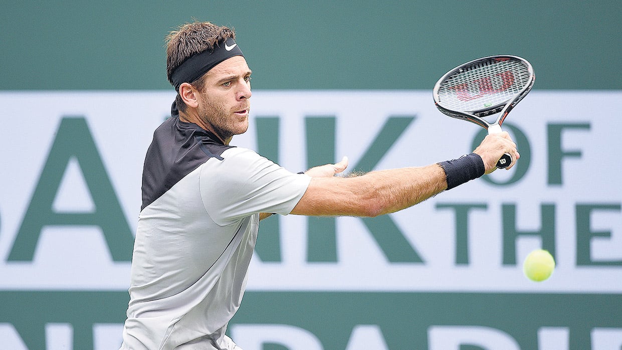 Del Potro conecta la pelota sobre el cemento del torneo californiano.