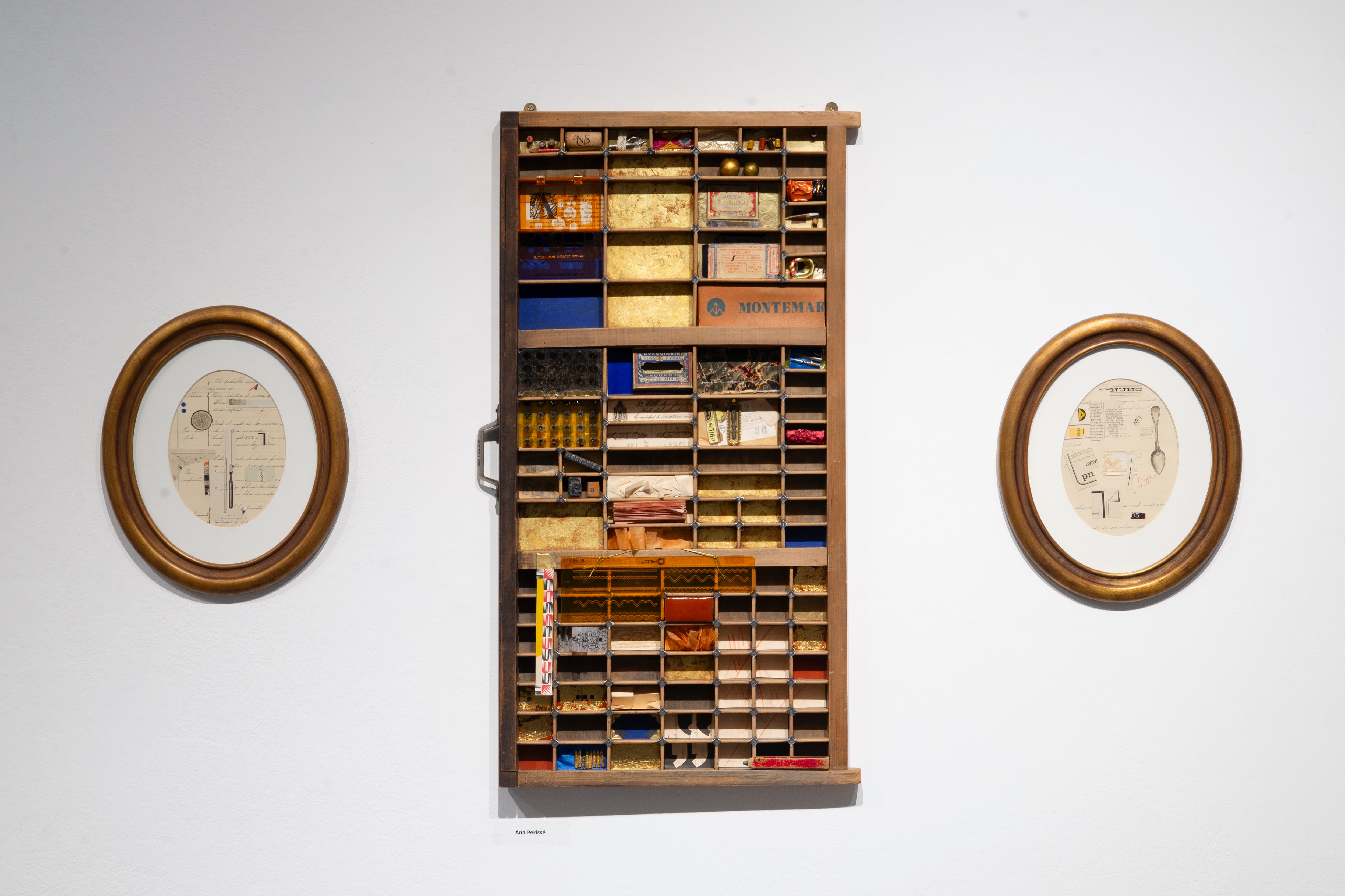 Obra de Ana Perissé. Cruces entre imprenta, escritura y artes visuales. Abajo: Vista parcial de la exposicion en el Rojas. (Fotos: Uly Ziliotto)