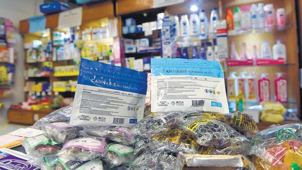 Uruguay emprendió el camino de la legalización con la venta de marihuana en farmacias.