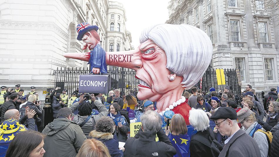 Gigantografía de Theresa May en la puerta de Downing Street, en el centro de Londres.