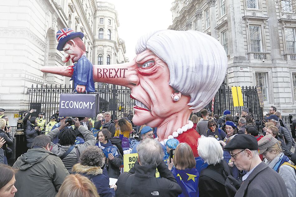Gigantografía de Theresa May en la puerta de Downing Street, en el centro de Londres.