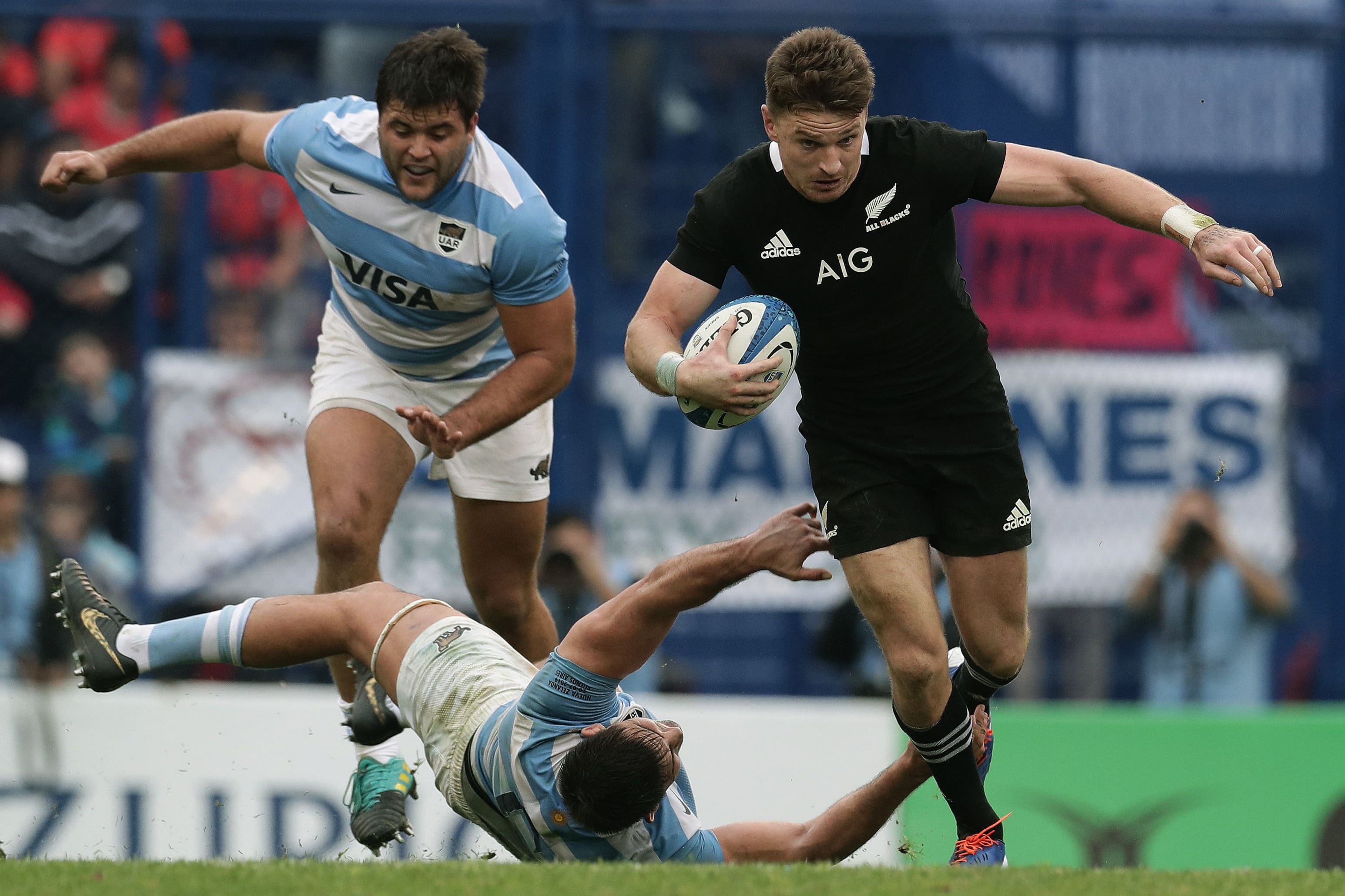 Pablo Matera, el capitán del escándalo, sucumbe ante el avance del neozelandés Beauden Barrett en una derrota de 2019.