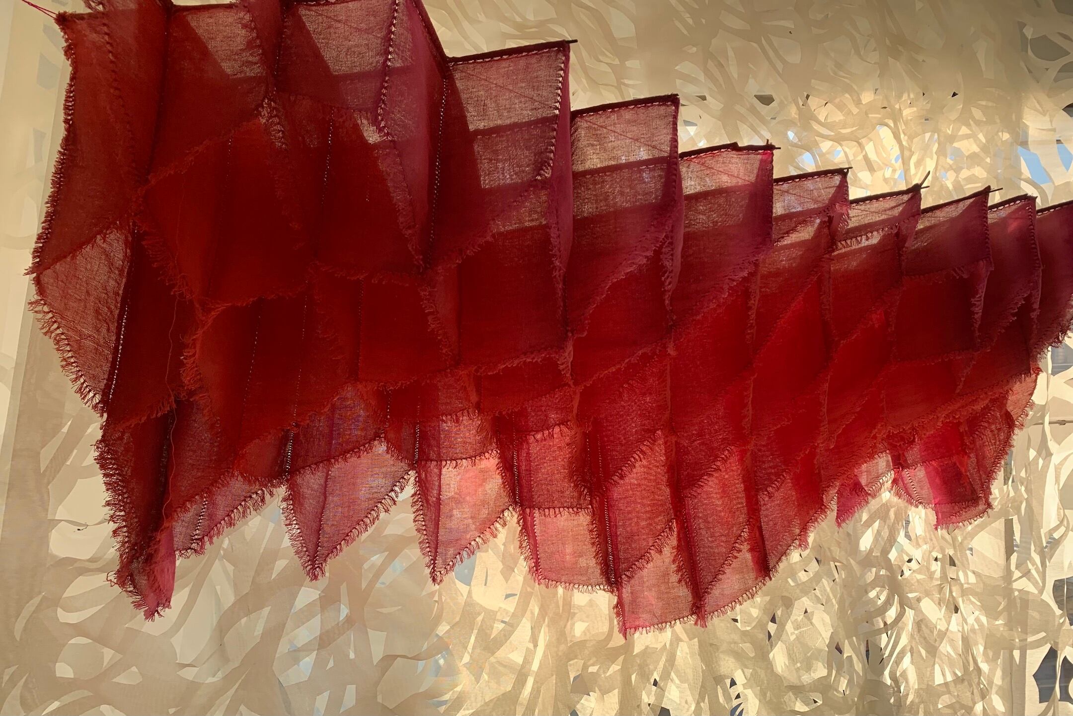 Detalle de una de las obras textiles de Manuel Ameztoy. Abajo: Vista parcial de la muestra de Ameztoy en la galería Cecilia Caballero.