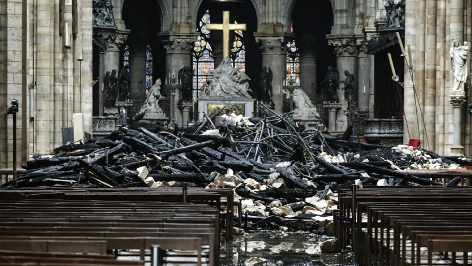 Los restos de la cúpula caídos dentro de la mítica catedral de Notre Dame tras el incendio.