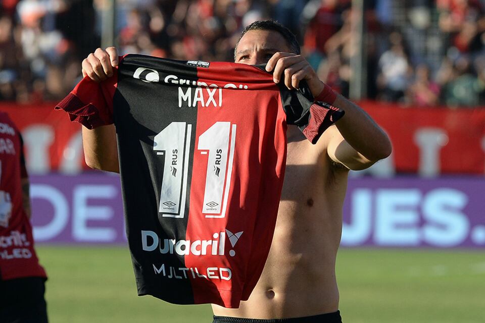 Maxi Rodríguez ingresó y pidió patear el tiro libre que convirtió en golazo.