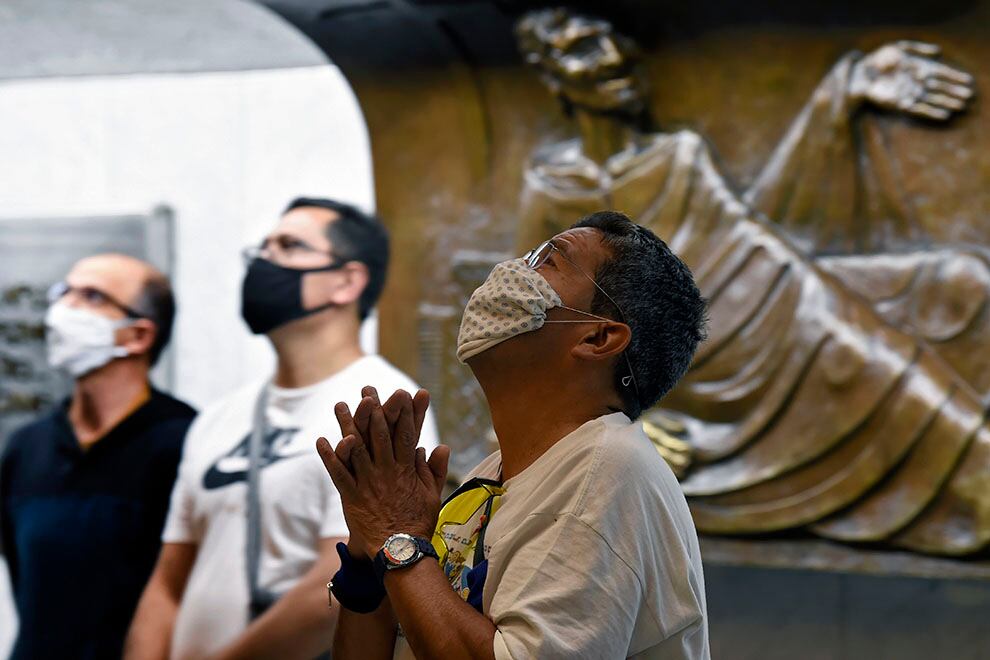 Un grupo de feligreses reza frente a la capilla de la Basílica de Guadalupe, en ciudad de México. 
