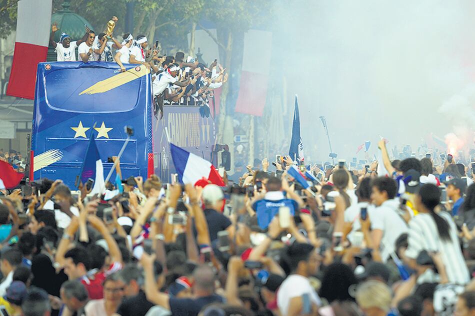 Los jugadores fueron recibidos como héroes en París.