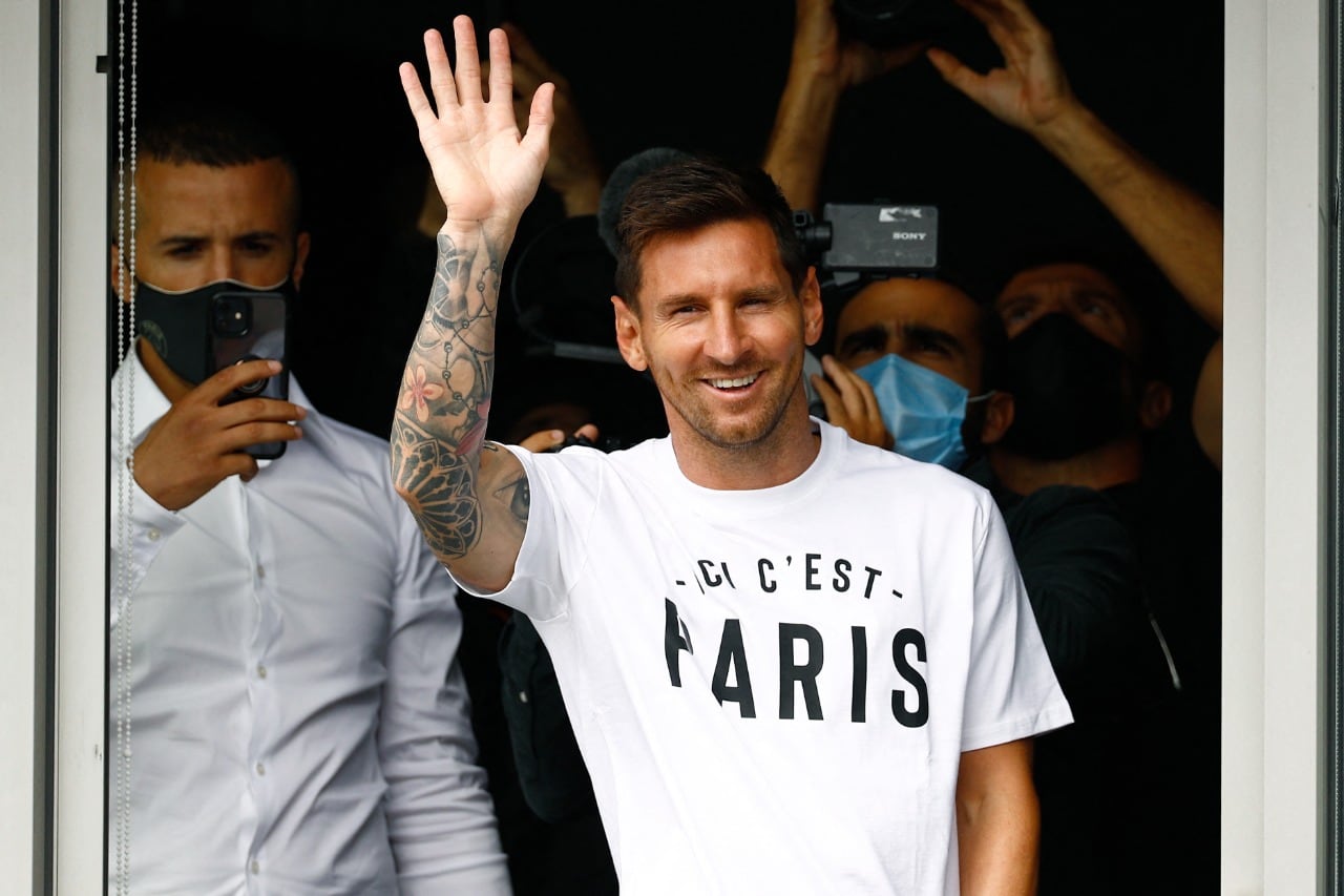 Messi se asomó por una de las ventanas del aeropuerto a saludar vistiendo una remera con la inscripción "Ici c'est Paris" (Esto es París).