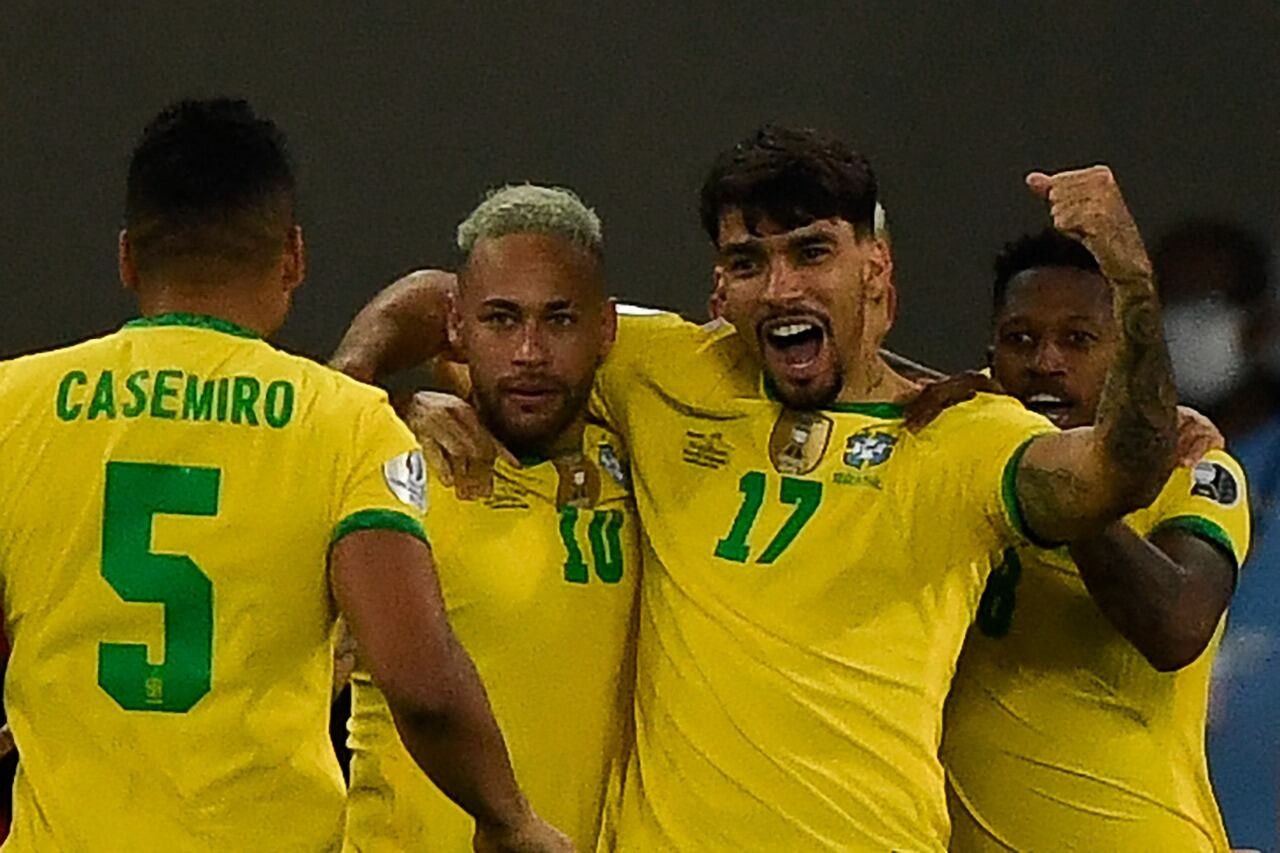 Lucas Paquetá festeja con Neymar y se suma Casemiro. Brasil batió a Chile. 