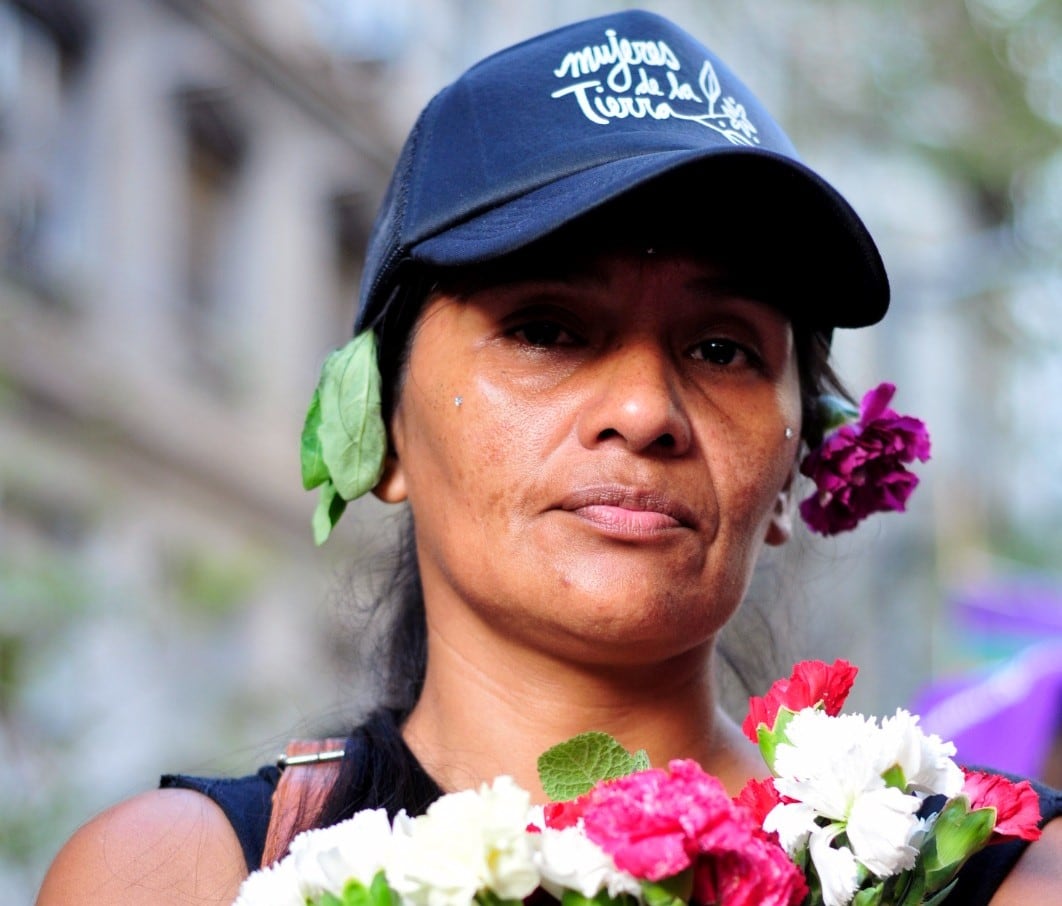 Una de las Mujeres de la Tierra, con sus flores
