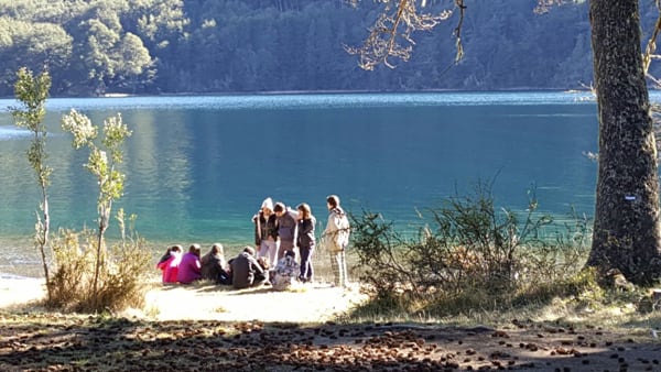 Cada septiembre acampan alumnos del Sworn Junior College y St.Margareth´s School. En verano llegan los lugareños, pero ante el abandono estatal intervino la comunidad mapuche de Villa Mascardi y ahora el INAI.