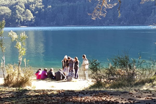 Cada septiembre acampan alumnos del Sworn Junior College y St.Margareth´s School. En verano llegan los lugareños, pero ante el abandono estatal intervino la comunidad mapuche de Villa Mascardi y ahora el INAI.